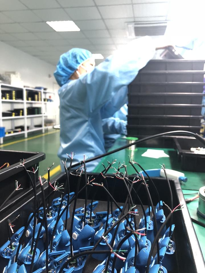 加班加點(diǎn)生產(chǎn)的器械都捐了，這位老板卻說(shuō)“賺大了”